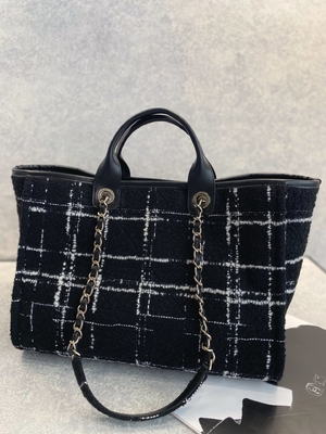 Chanel 2022 Tas Custom Branded Sotheby's Tas Pantai Tweed FW Rainbow Tote