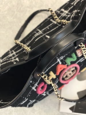 Chanel 2022 Tas Custom Branded Sotheby's Tas Pantai Tweed FW Rainbow Tote